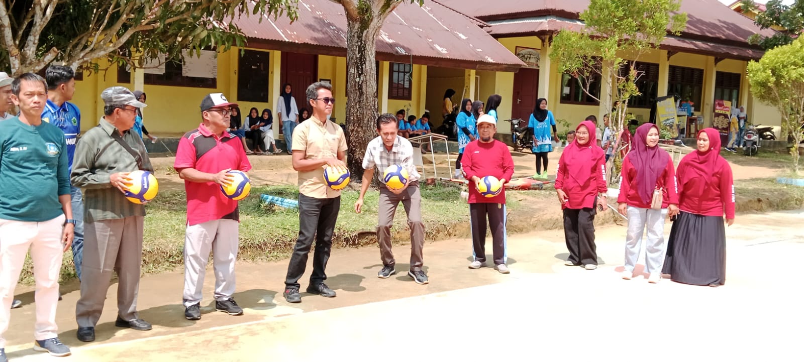 Sekcam Sentajo Raya, Taufik Elfikar, S.Pd Hadiri dan Berikan Dukungan pada Kegiatan SMA Negeri 1 Sentajo Raya